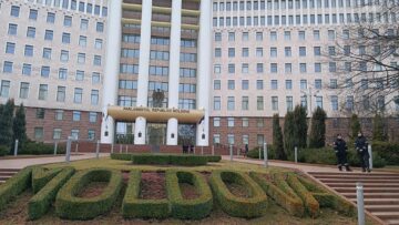 Clădirea Parlamentului Republicii Moldova înainte de proteste
