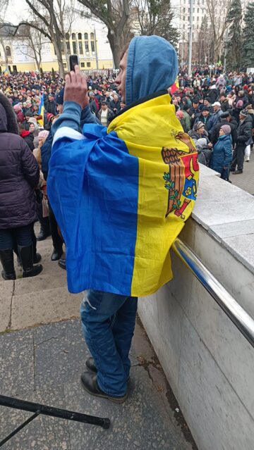 Un manifestant învelit cu steagul Moldovei imortaliza evenimentul