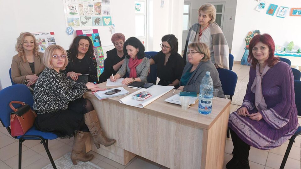 Dezbateri despre calitatea învățământului preșcolar județean, la o reuniune desfășurată la Cajvana