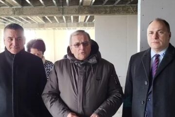 Gheorghe Flutur alături de primarul din Siret, Adrian Popoiu, și prorectorul USV Mihai Dimian