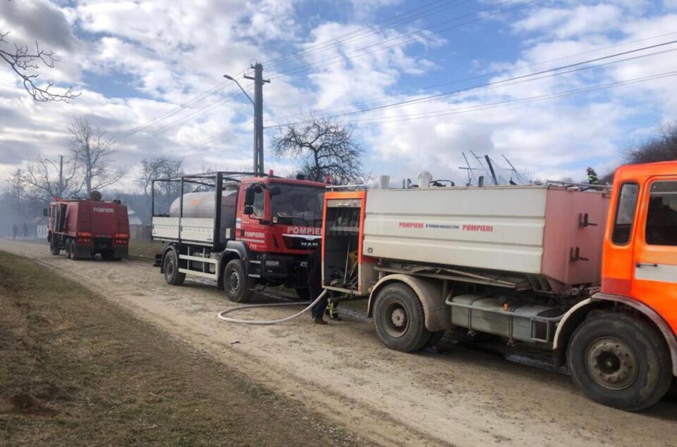 Casă distrusă complet de un incendiu