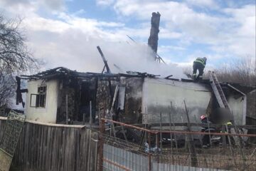 Casă distrusă complet de un incendiu