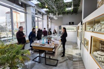 Premierea câștigătorilor tombolei Stil Biju, la magazinul de la parterul Hotelului Central – strada Nicolae Bălcescu nr. 4