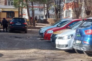 Un teren mocirlit, ocupat de mașini, „spațiul verde” pentru protejarea căruia s-au strâns semnături de la o parte din locuitorii din zona Pieței George Enescu