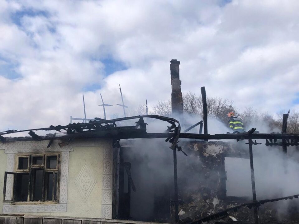 Casa unei femei care a murit acum o lună, distrusă într-un incendiu plecat de la un coș de fum