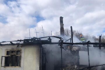 Casa unei femei care a murit acum o lună, distrusă într-un incendiu plecat de la un coș de fum