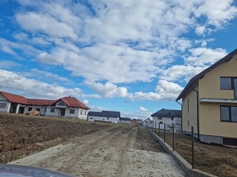 Teren agricol care devine încet, încet populat de case