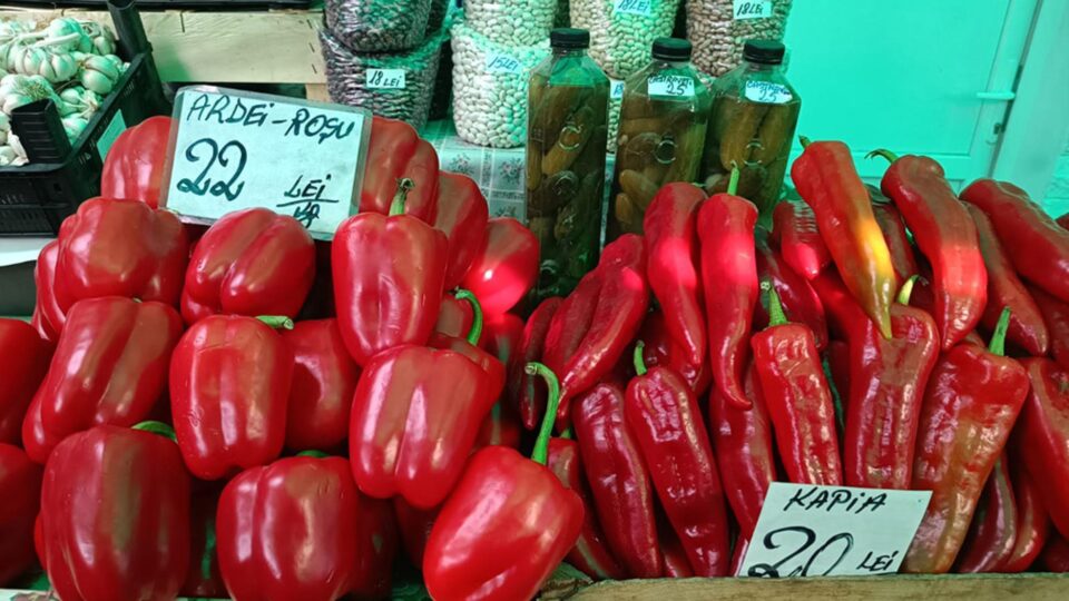 Prețuri piperate la legumele și fructele din piață