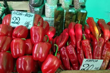Prețuri piperate la legumele și fructele din piață