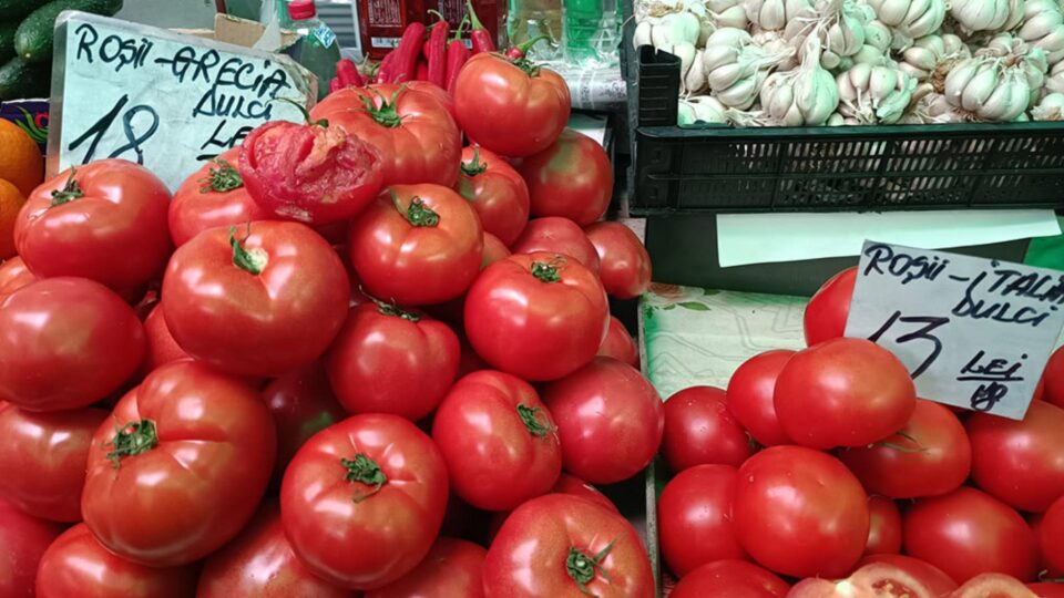 Prețuri piperate la legumele și fructele din piață