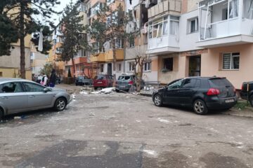 Explozia a afectat structura de rezistență a clădirii, astfel că oamenii nu mai pot locui în apartamentele din cele două scări de bloc
