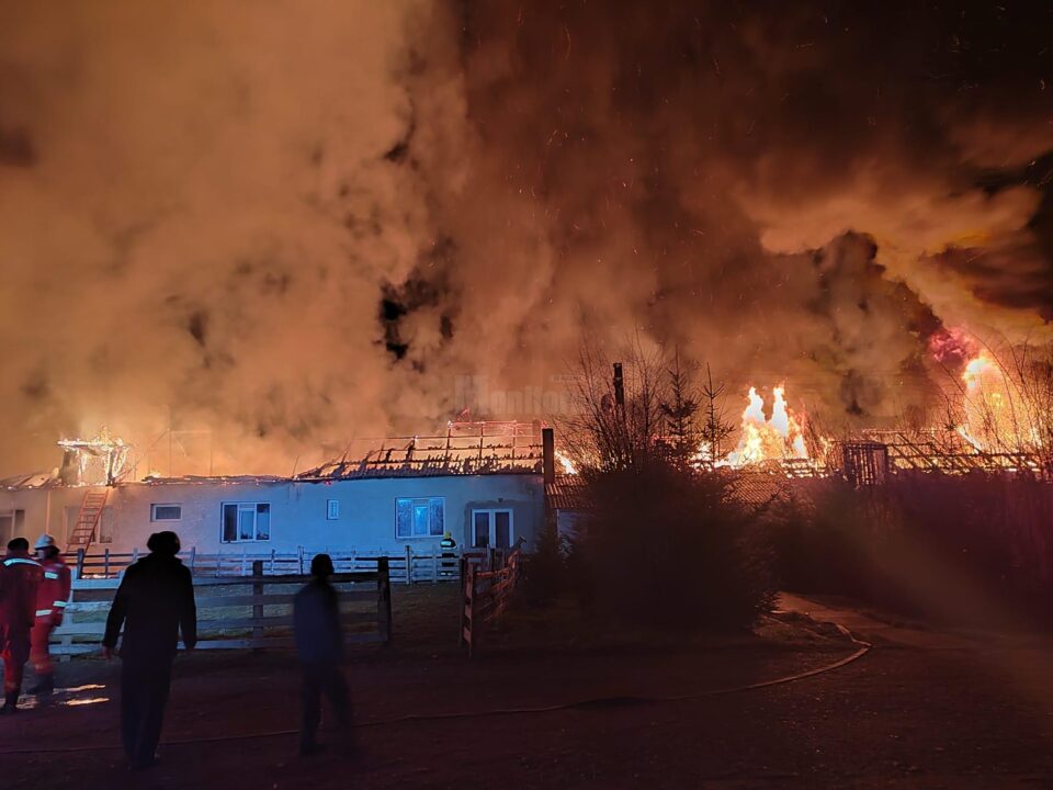 Incendiu puternic, în miez de noapte