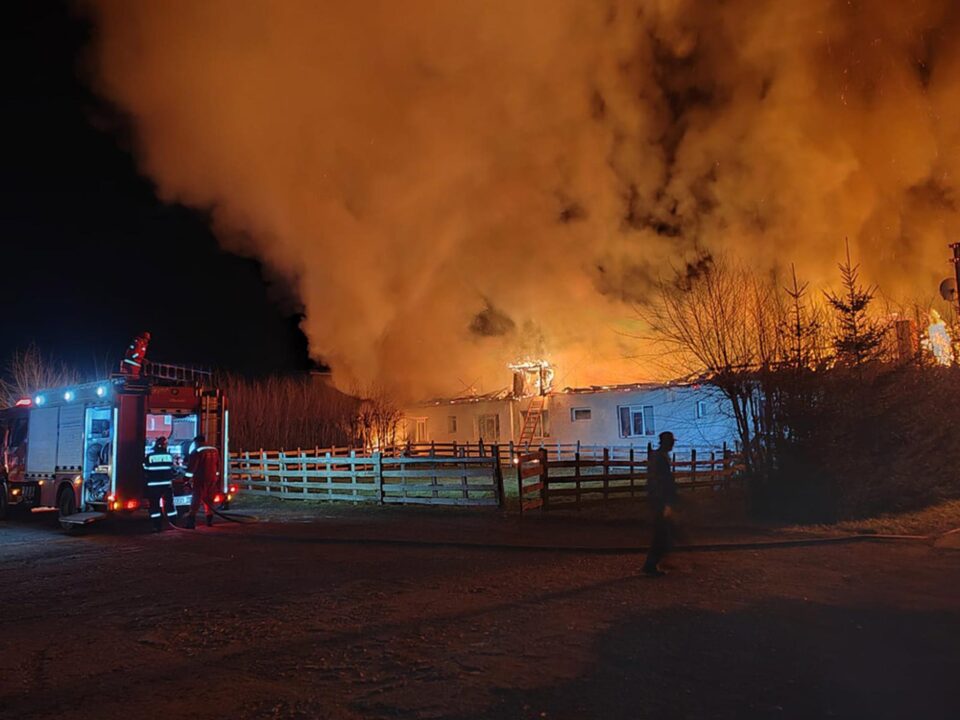 Incendiu puternic la acoperișul unei societăți de producere mobilier