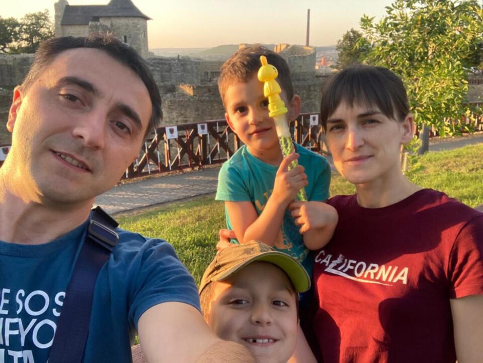 Iosif împreună cu soția și cei doi copii