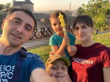 Iosif împreună cu soția și cei doi copii