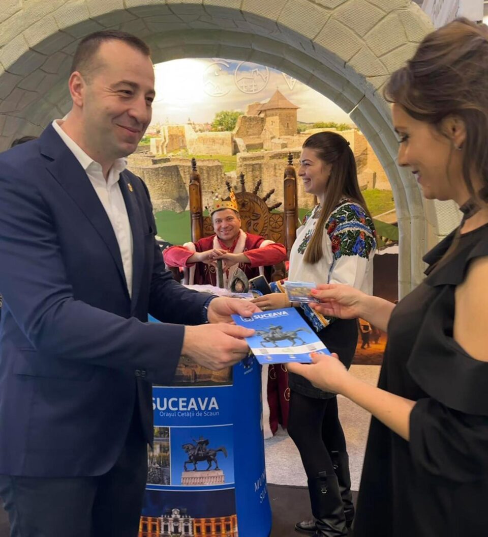 „Suceava merită vizitată și descoperită!”, a spus viceprimarul Lucian Harșovschi, care a discutat cu vizitatorii standului
