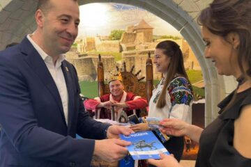 „Suceava merită vizitată și descoperită!”, a spus viceprimarul Lucian Harșovschi, care a discutat cu vizitatorii standului