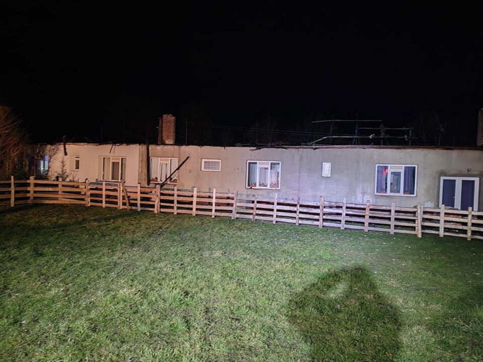 Incendiu puternic la acoperișul unei societăți de producere mobilier