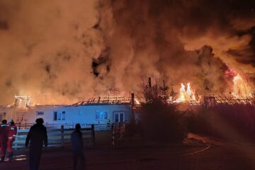 Incendiu puternic la acoperișul unei societăți de producere mobilier