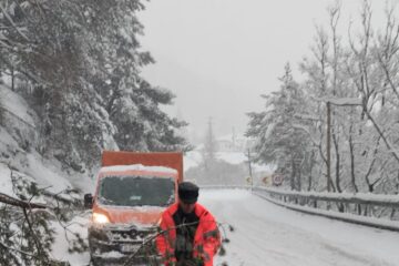Tronsoane mari de drumuri naționale din județ sunt acoperite cu zăpadă frământată și se circulă cu dificultate