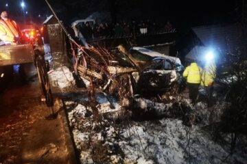 Șoferul de 20 de ani a ”zburat” cu mașina în curtea unei gospodării din Fălticeni după ce a distrus parțial și gardul