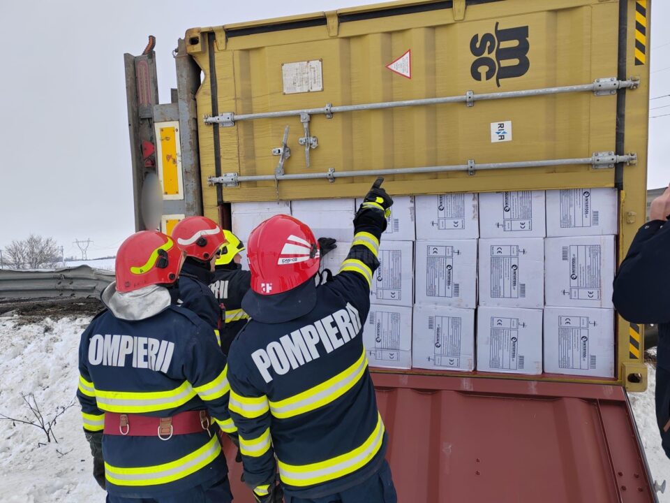 Tirul era încărcat cu butelii de voiaj goale