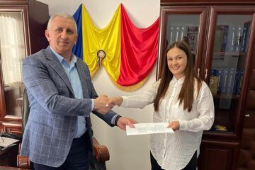 Primarul din Vicovu de Sus, Vasile Iliuț a semnat acordul de colaborare cu medicul de familie Corina Babalean