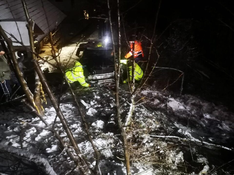Șoferul de 20 de ani a ”zburat” cu mașina în curtea unei gospodării din Fălticeni după ce a distrus parțial și gardul