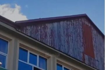Elev cu nevoi speciale, filmat în timp ce se cocoța în exteriorul geamului de la ultimul etaj al liceului „Samuil Isopescu”