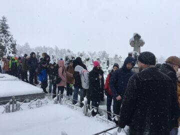 Cei prezenți s-au recules la mormântul din Cimitirul Oprișeni