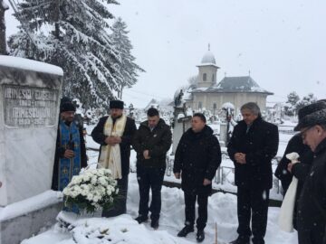 Cei prezenți s-au recules la mormântul din Cimitirul Oprișeni
