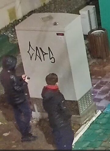 Doi puștani care vandalizează zilnic stațiile și automatele TPL Suceava, reclamați la Poliție, cu zeci de înregistrări video ca dovadă