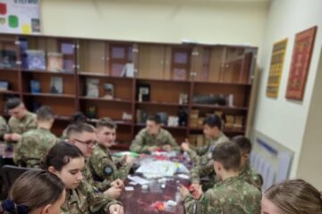 Elevii militari au participat la „Atelierul de mărțișoare!”. Foto elev sergent Maria Găină