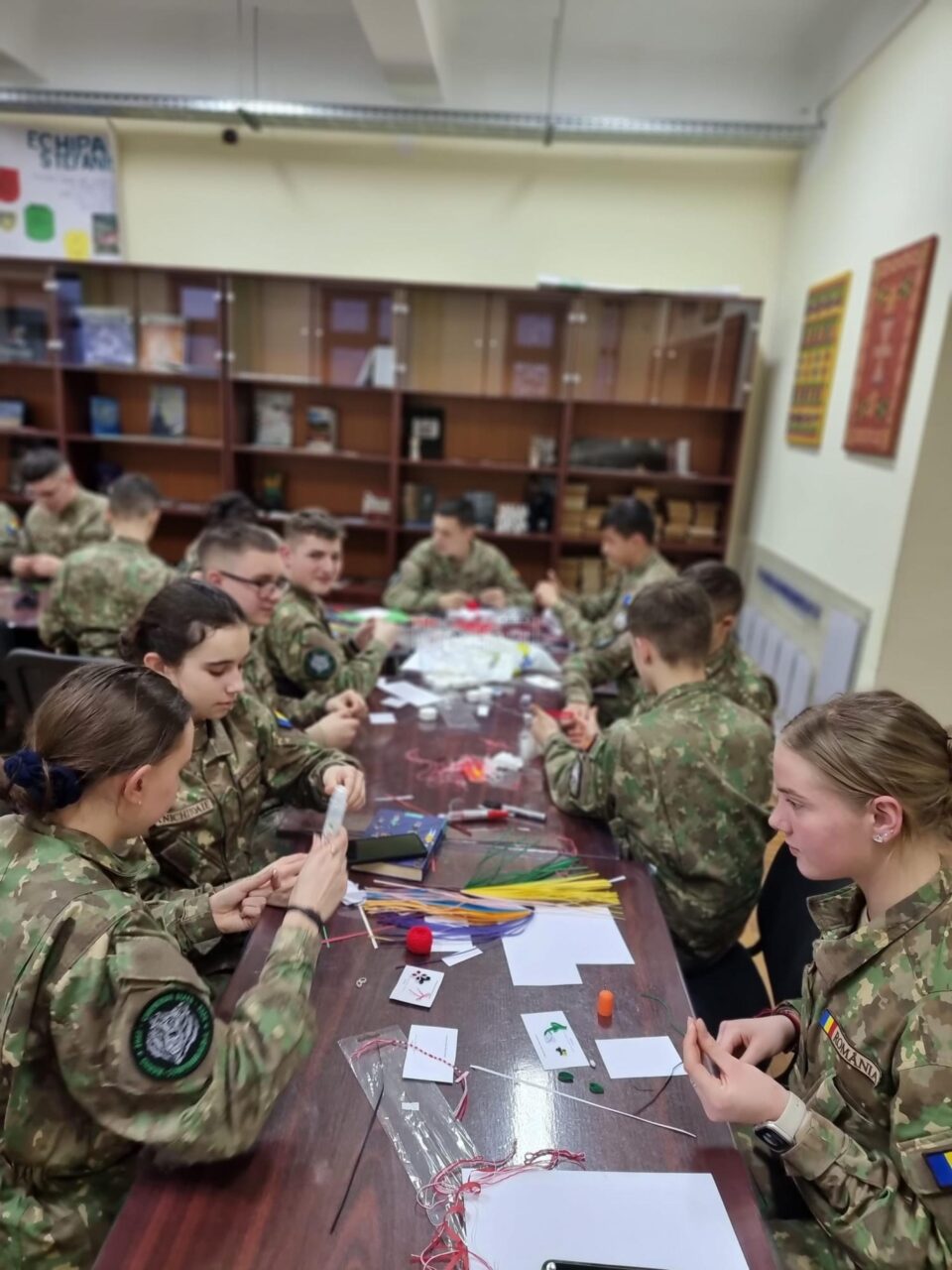 Elevii militari au participat la „Atelierul de mărțișoare!”. Foto elev sergent Maria Găină Elevii militari au participat la „Atelierul de mărțișoare!”. Foto elev sergent Maria Găină