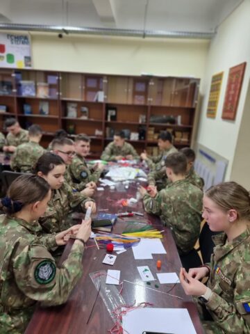 Elevii militari au participat la „Atelierul de mărțișoare!”. Foto elev sergent Maria Găină