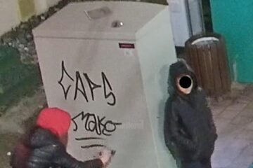 Doi puștani care vandalizează zilnic stațiile și automatele TPL Suceava, reclamați la Poliție, cu zeci de înregistrări video ca dovadă
