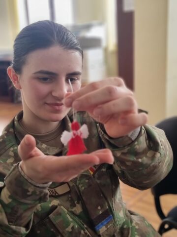 Elevii militari au participat la „Atelierul de mărțișoare!”. Foto elev sergent Maria Găină