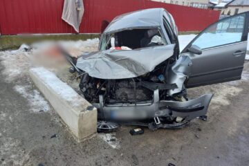 Mașina cu care se deplasau elevii a lovit violent un cap de podeț din beton