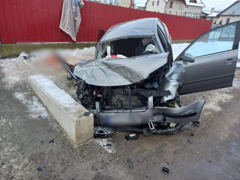 Mașina cu care se deplasau elevii a lovit violent un cap de podeț din beton Mașina cu care se deplasau elevii a lovit violent un cap de podeț din beton