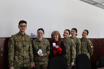 Elevii militari au participat la „Atelierul de mărțișoare!”. Foto elev sergent Maria Găină