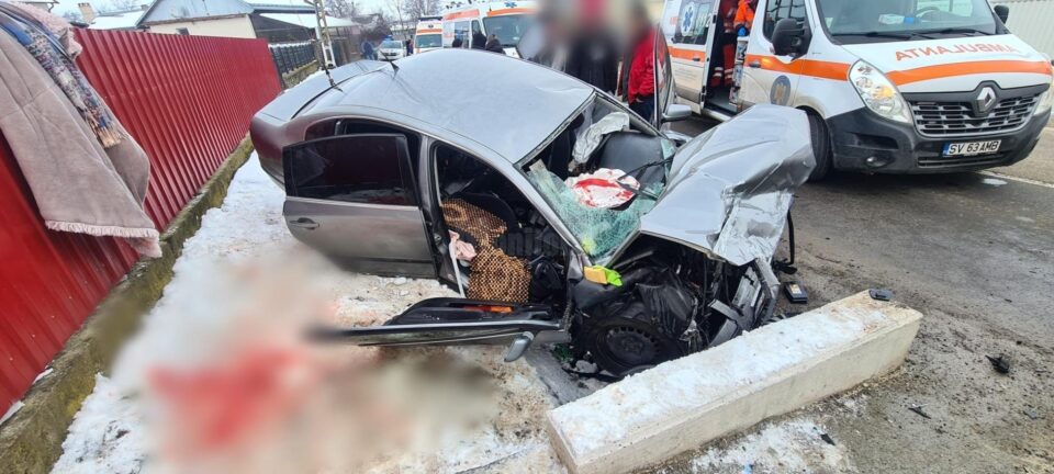 Mașina cu care se deplasau elevii a lovit violent un cap de podeț din beton
