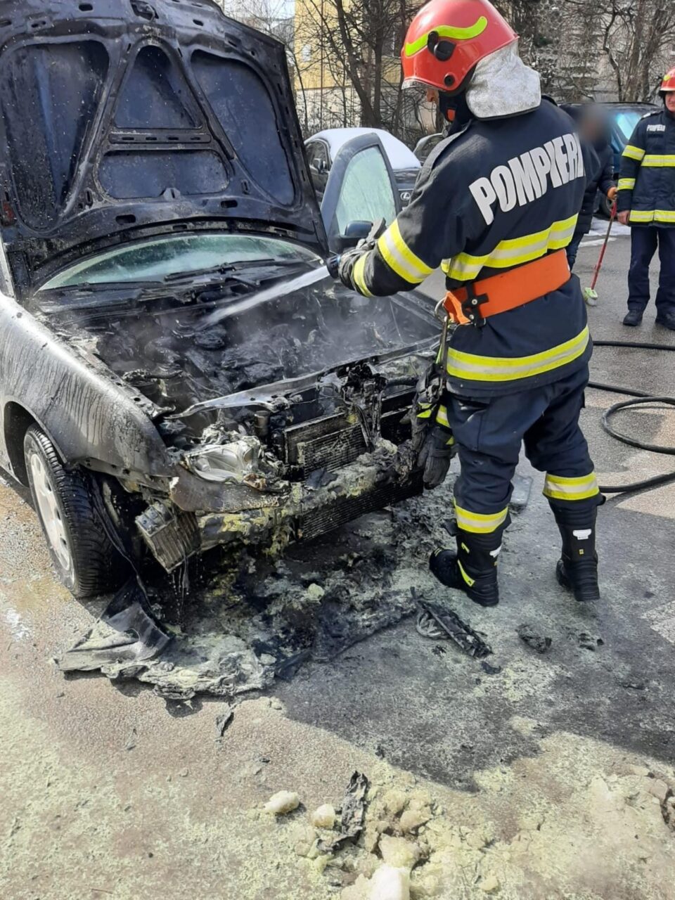Un autoturism a ars vineri la amiază în zona centrală a municipiului Suceava