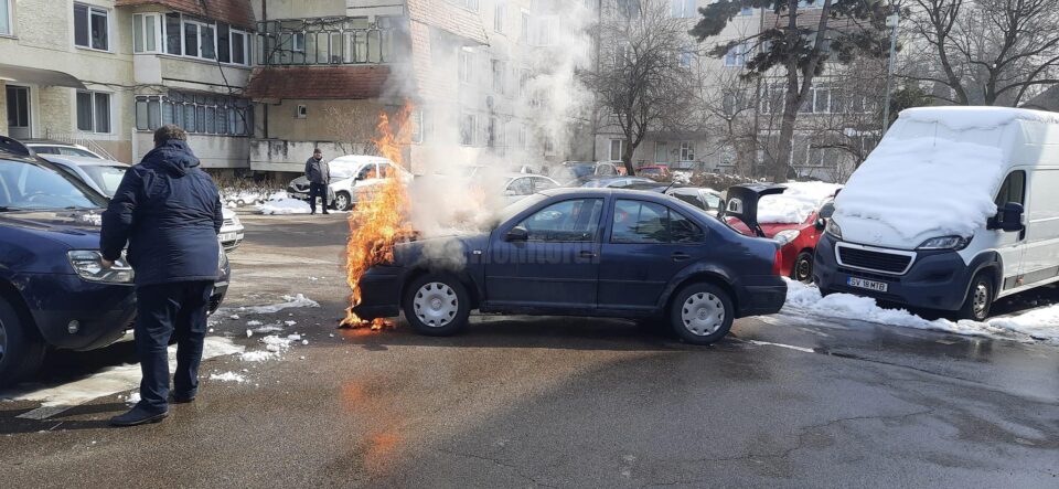 Un autoturism a ars vineri la amiază în zona centrală a municipiului Suceava