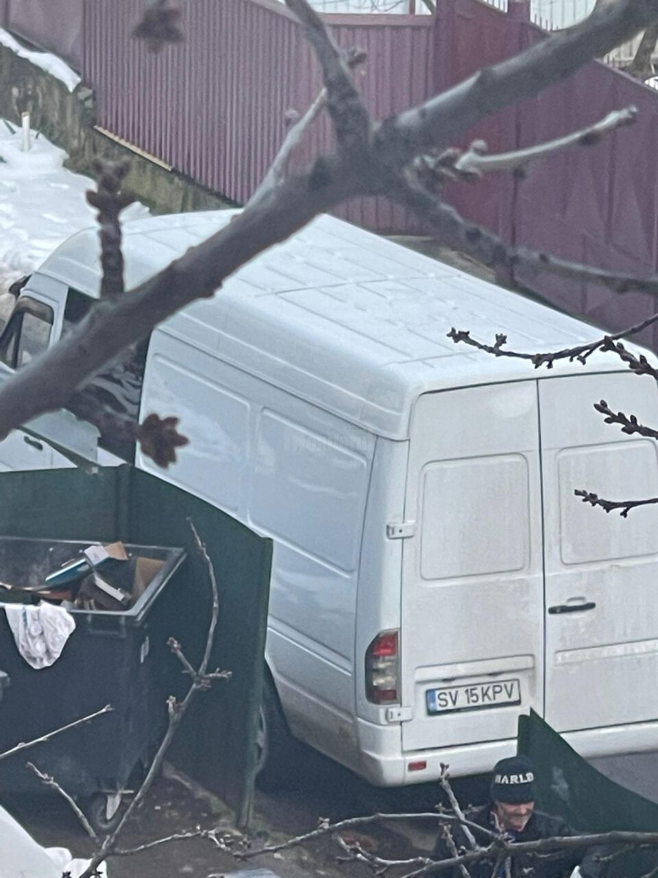 Deșeuri din construcții aruncate la a punctul de colectare a gunoiului de pe strada Gavril Tudoraș nr. 21