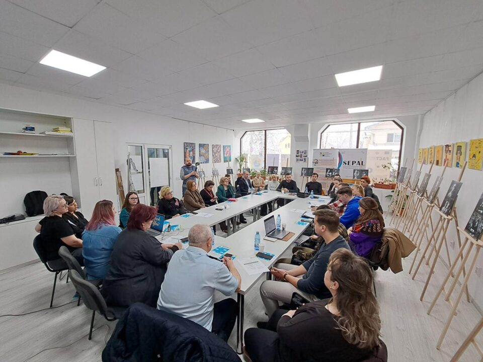 25 de specialiști prezenți la o dezbatere privind incluziunea socială și serviciile suport oferite refugiaților ucraineni