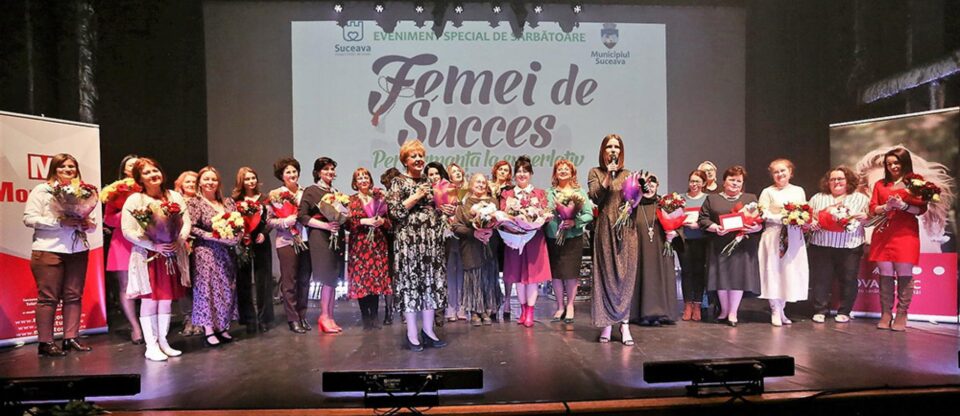 Poza de grup de la finalul ediției a XII-a a Galei Femei de Succes