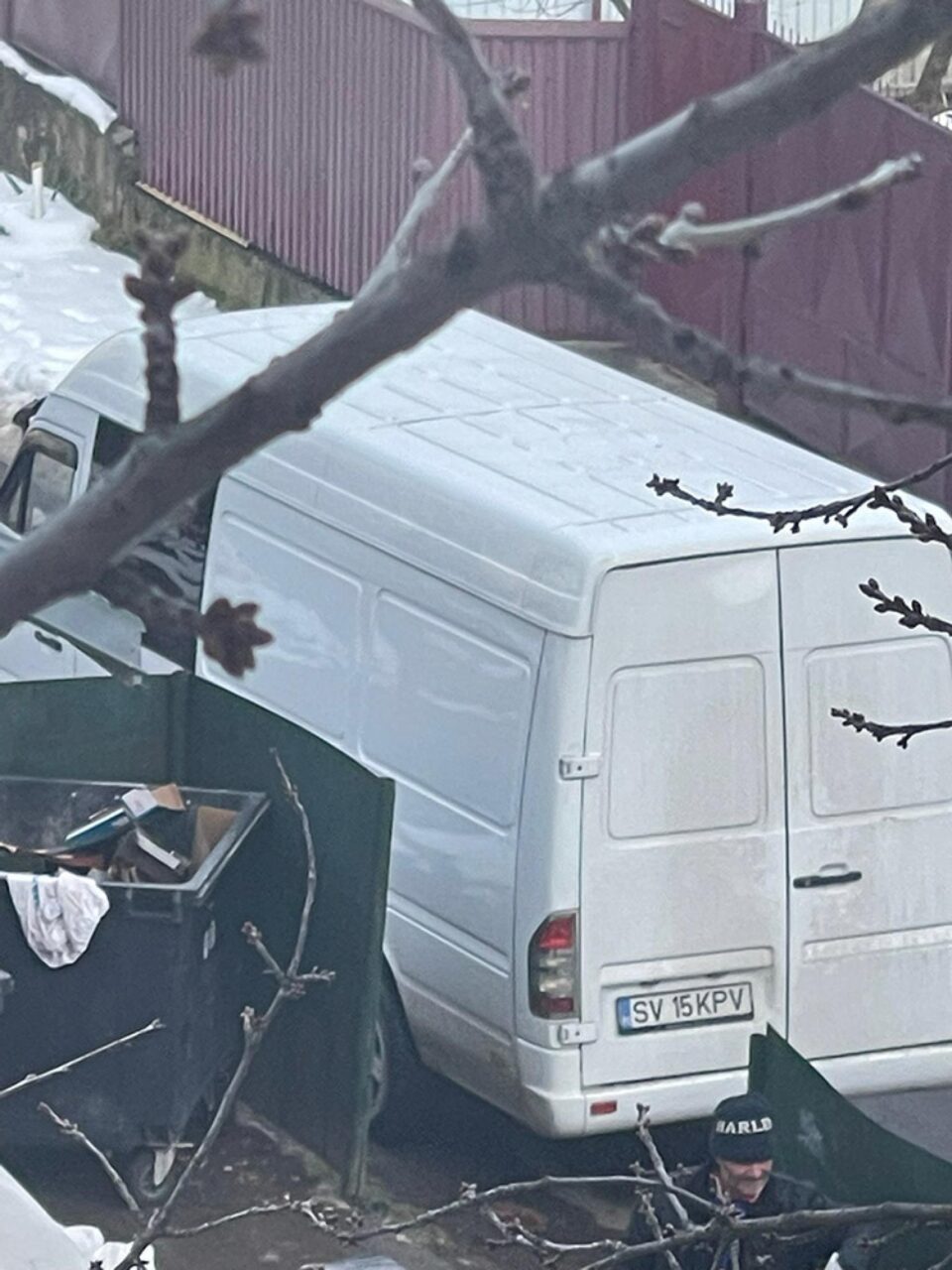 Mașina cu care au fost aruncate deșeuri din construcții aruncate la a punctul de colectare a gunoiului de pe strada Gavril Tudoraș nr. 21