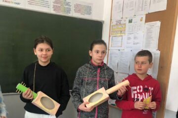 Elevii au realizat instrumente neconvenționale din materiale reciclabile