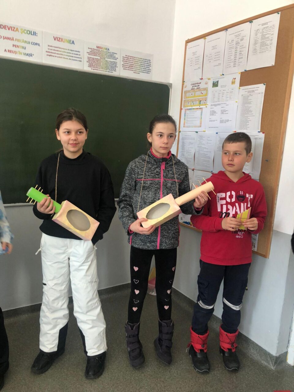 Elevii au realizat instrumente neconvenționale din materiale reciclabile