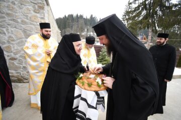 Procesiune cu icoane și ștergare țesute cu fir alb și negru, la Mănăstirea Voroneț, în Duminica Ortodoxiei